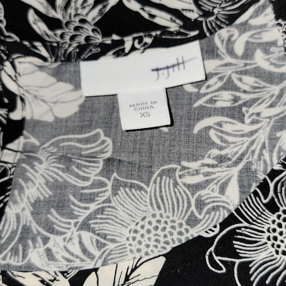 NWOT J.Jill black white floral top - Picture 5 of 5